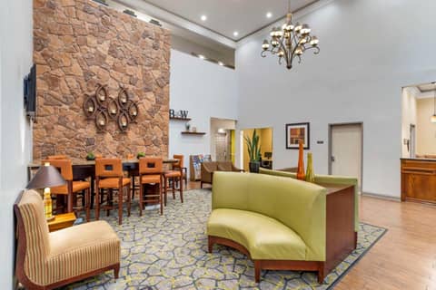 Best Western Plus Hobby Airport Inn & Suites — lounge