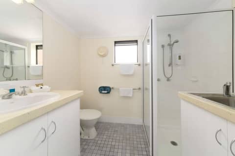 Toowong Villas — bathroom