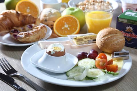 Best Western Northfields Ealing Hotel -Northfield station Elizabeth line — breakfast buffet