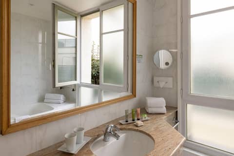 Le Littré — bathroom