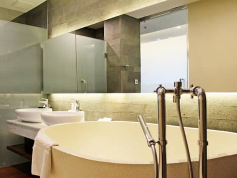 Watermark Hotel & Spa Bali — bathroom