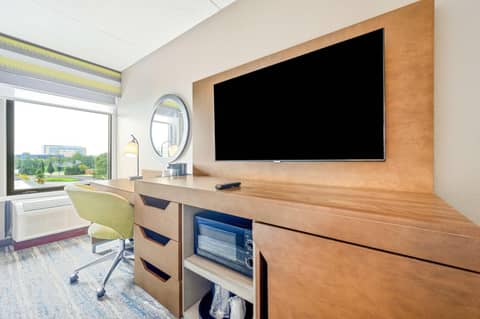 Hampton Inn St. Louis - Westport — hotel room