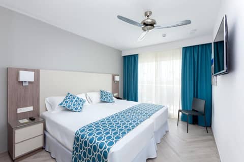 Hotel Riu Papayas - All Inclusive — hotel room