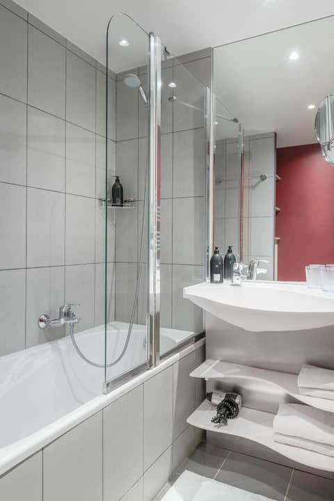 Aparthotel Adagio Paris Bercy Village — bathroom