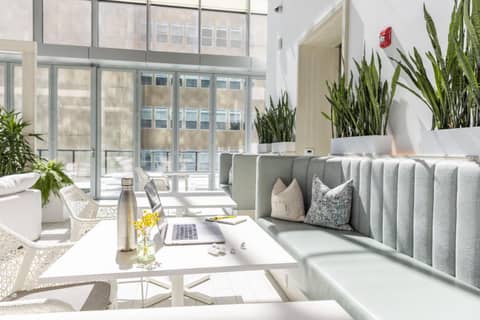 Sentral Michigan Avenue — lounge