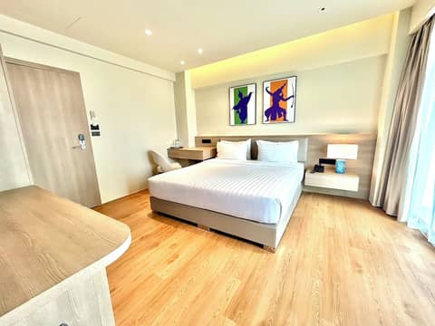 The One Hotel Bay Breeze Pattaya — hotel room