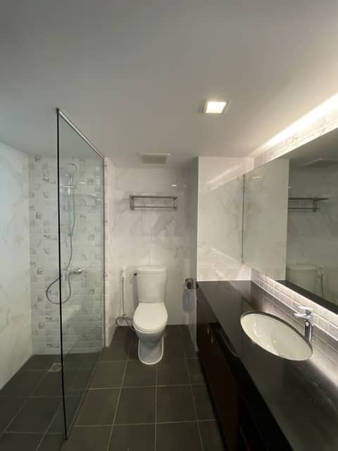 The One Hotel Bay Breeze Pattaya — bathroom