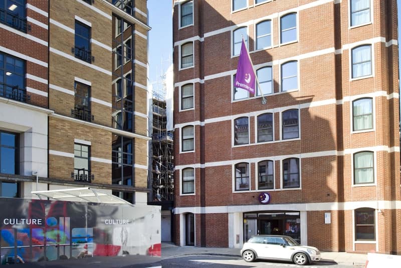 Premier Inn London Farringdon - Smithfield — hotel building