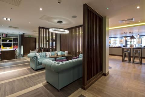 Premier Inn London Farringdon - Smithfield — lobby & lounge