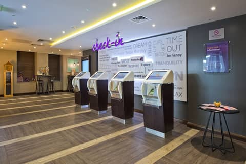 Premier Inn London Farringdon - Smithfield — hotel reception
