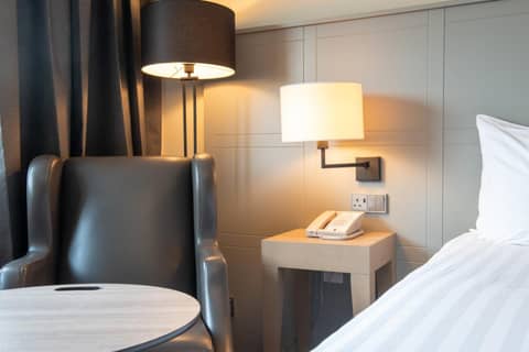 Holiday Inn Edinburgh Zoo by IHG — hotel room