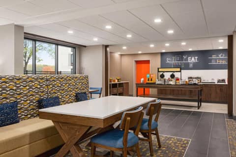 Hampton Inn Kansas City - Airport — photo 3
