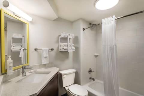 Hampton Inn Kansas City - Airport — photo 5