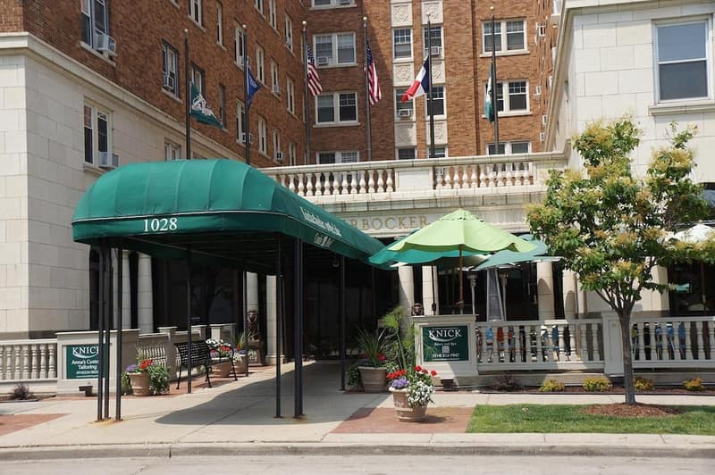 The Knickerbocker on the Lake — building