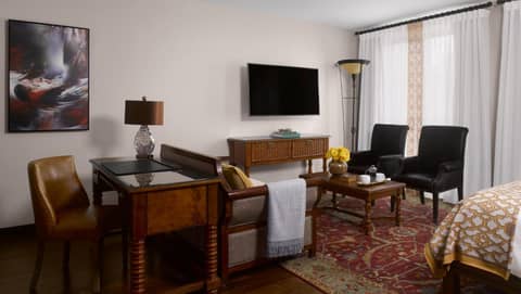 Plaza la Reina — hotel room