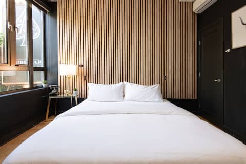 The Audemar — hotel room