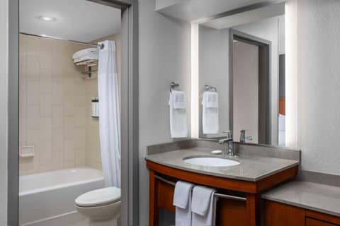 Hyatt Place Indianapolis Airport — bathroom