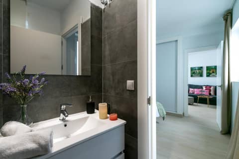 Apartamentos RG Suites Plaza del Salvador — bathroom