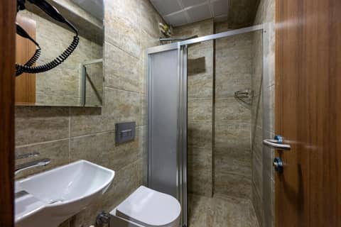 mayza otel — bathroom