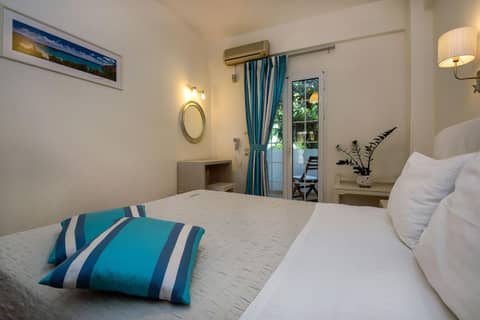 Diamond Apartments & Suites — bedroom