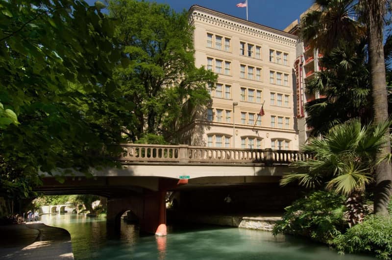 Drury Inn & Suites San Antonio Riverwalk — building