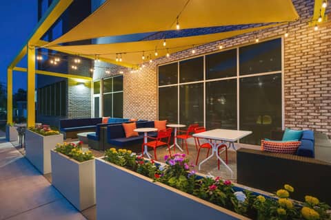 Tru By Hilton Charlotte Tyvola I-77 — balance & terrace