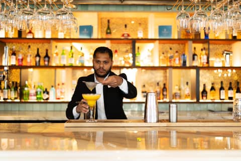 DoubleTree by Hilton London Victoria — bar