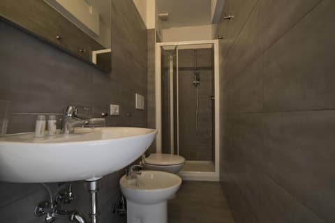 Al Portico Guest House — bathroom