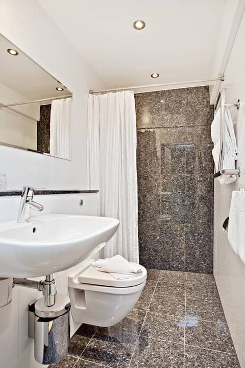 Best Western Hotel Arena — bathroom