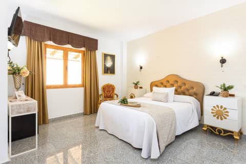 Hotel Plaza Del Castillo — photo 9
