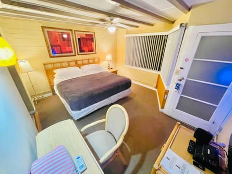 A PLACE IN THE SUN Hotel - ADULTS ONLY Big Units, 24h Heated Pool & Spa in 1 Acre Park Prime Location, DOG Friendly, TOP Midcentury Modern Boutique Hotel — hotel room