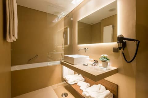 Hotel Dom Henrique - Downtown — bathroom