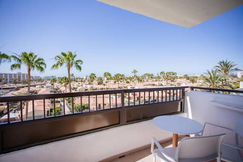 Servatur Waikiki — balance & terrace
