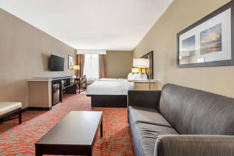 Comfort Inn & Suites North Charleston - Northwoods — photo 2