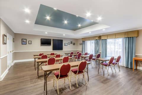 Comfort Inn & Suites North Charleston - Northwoods — photo 3