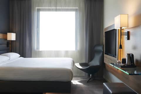 Moxy London Stratford — hotel room