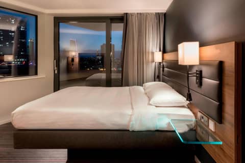 Moxy London Stratford — hotel room