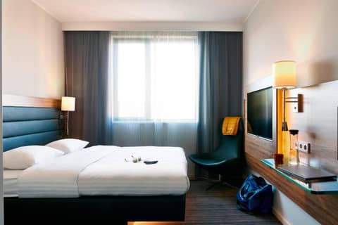 Moxy London Stratford — hotel room