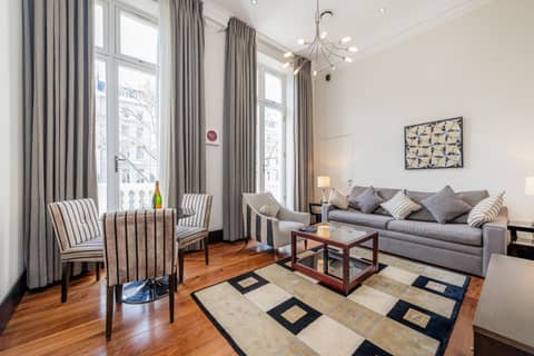 130 Queen's Gate Apartments — living room