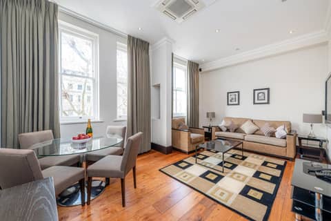 130 Queen's Gate Apartments — living room