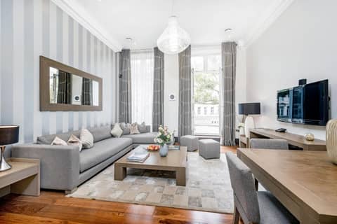 130 Queen's Gate Apartments — living room