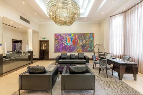 130 Queen's Gate Apartments — living room