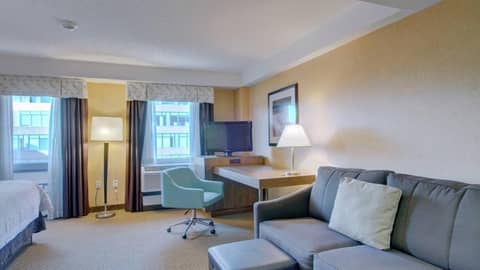 Hampton Inn & Suites Boston Crosstown Center — hotel room