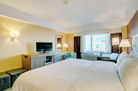 Hampton Inn & Suites Boston Crosstown Center — hotel room