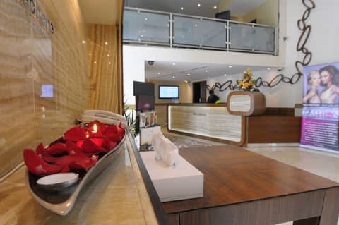 Howard Johnson by Wyndham Abu Dhabi — recepcion & lobby
