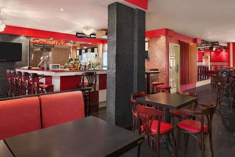 Howard Johnson by Wyndham Abu Dhabi — dining