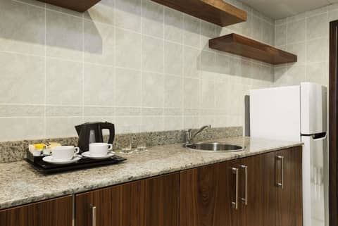 Howard Johnson by Wyndham Abu Dhabi — kitchen