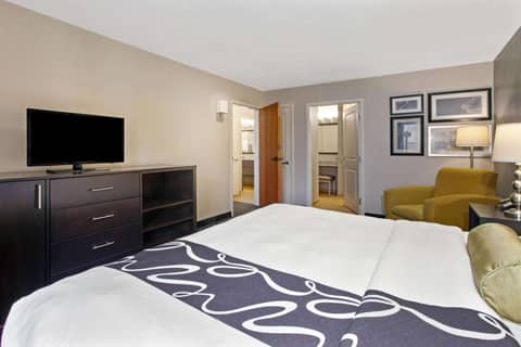 La Quinta Inn & Suites by Wyndham Detroit Metro Airport — photo 2