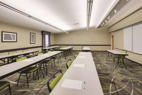 La Quinta Inn & Suites by Wyndham Detroit Metro Airport — photo 4