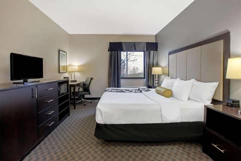 La Quinta Inn & Suites by Wyndham Detroit Metro Airport — photo 6